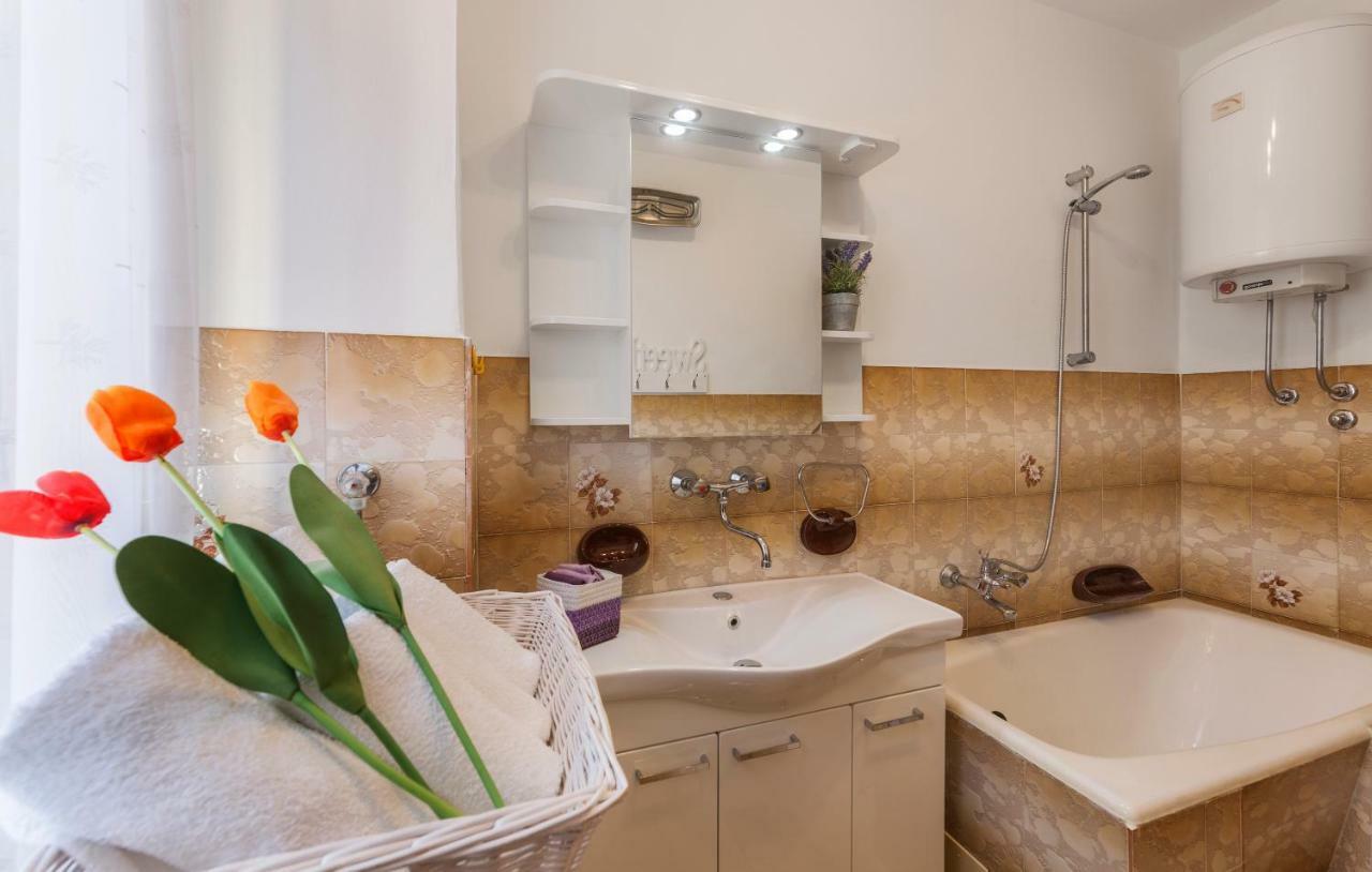 Two Bedroom Apartment, Nice Neighborhood, Free Parking, Wifi Пула Экстерьер фото